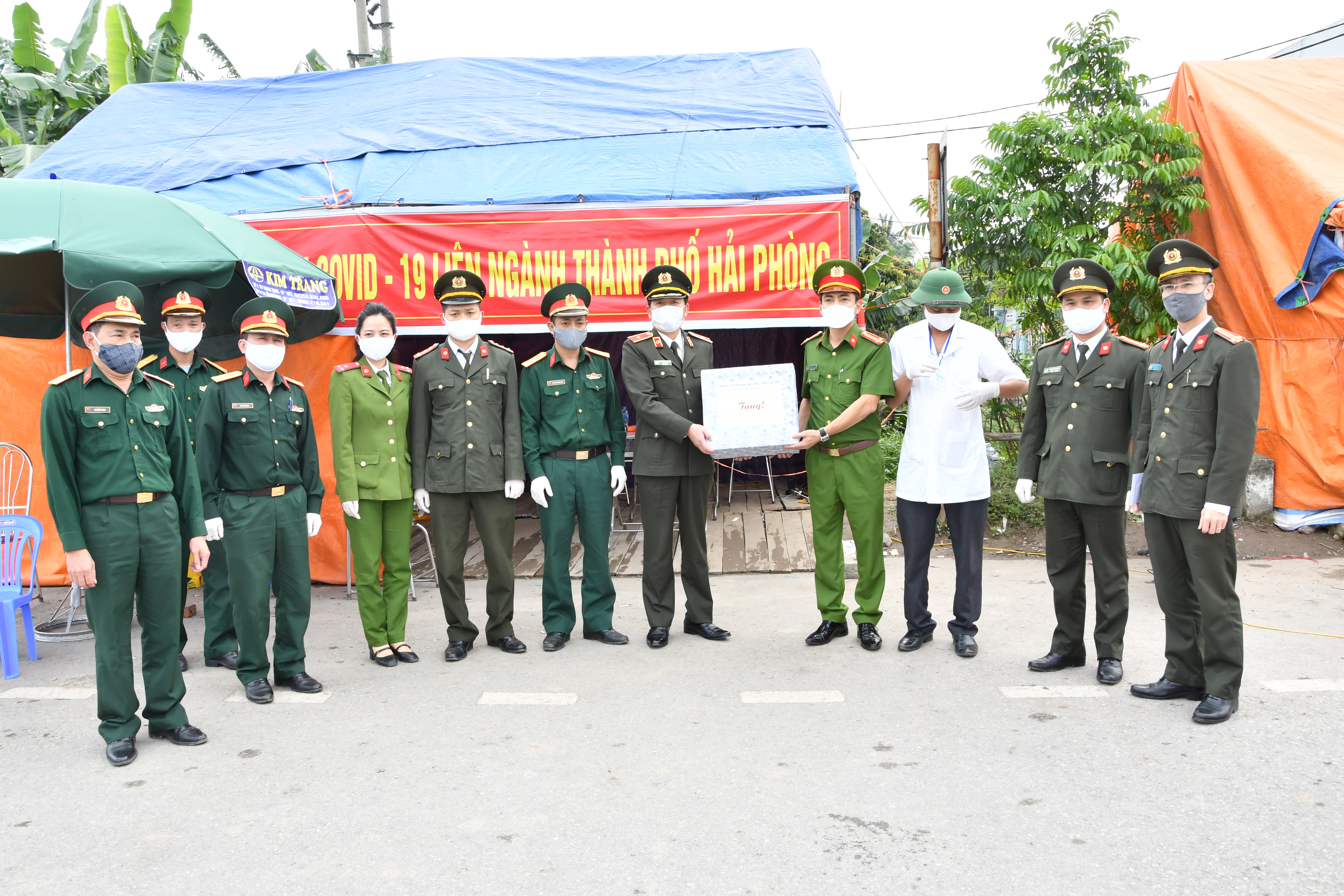 Giám đốc CATP tặng quà chốt số 8